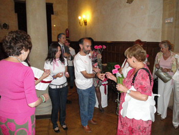 Alumnos del Curso de Auxiliar de Organización de Actos Públicos en el momento de la práctica en el desfile.